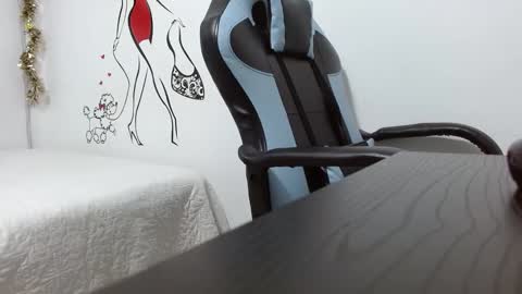 Snapshot of dafnnee_ross chatting on 12-27-24, 12:12 DAFNNE online show from 12-27-24, 12:12