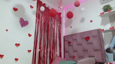 Snapshot of dafnnee_ross chatting on 02-17-25, 12:05 DAFNNE online show from 02-17-25, 12:05