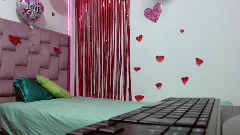 Snapshot of dafnnee_ross chatting on 02-24-25, 12:05 DAFNNE online show from 02-24-25, 12:05