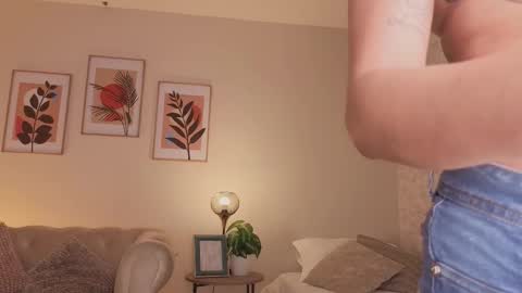 Dahiann Walcott online show from 03-25-26, 07:20