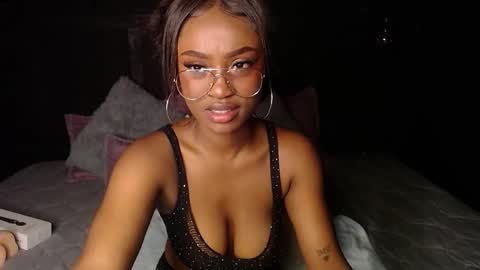 Snapshot of dahyan_ chatting on 11-15-25, 02:35 DAHYAN online show from 11-15-25, 02:35