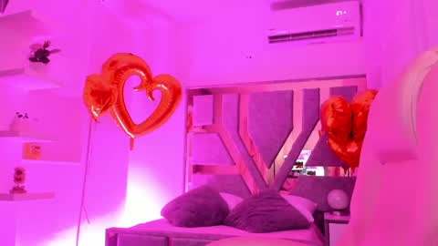 Snapshot of daila_01 chatting on 02-19-25, 11:25 Daila online show from 02-19-25, 11:25