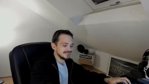 Snapshot of daimon_hall chatting on 10-22-25, 11:15 Daimon online show from 10-22-25, 11:15