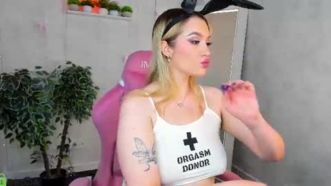 Snapshot of daisy_beckerr chatting on 07-17-26, 05:29 Viickie online show from 07-17-26, 05:29