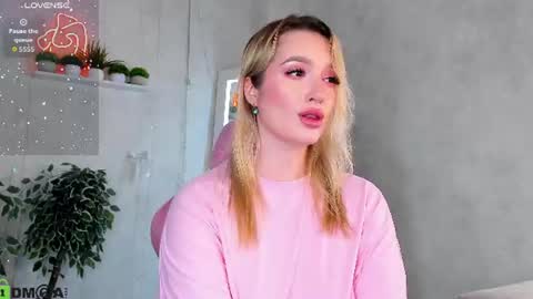 Snapshot of daisy_beckerr chatting on 07-31-26, 04:50 Viickie online show from 07-31-26, 04:50