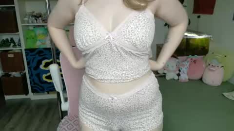 Snapshot of daisy_dollxo chatting on 04-19-26, 06:21 Daisy online show from 04-19-26, 06:21