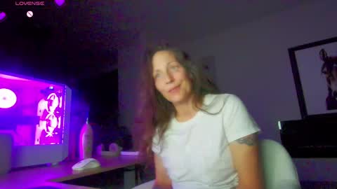 Snapshot of daisy_dove chatting on 05-21-26, 03:46 Daisy online show from 05-21-26, 03:46