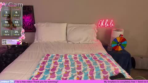 Snapshot of daisymystique chatting on 04-27-26, 01:58 daisymystique online show from 04-27-26, 01:58
