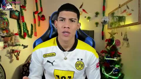 Snapshot of damian_latinxxx chatting on 12-21-25, 03:02 Damian online show from 12-21-25, 03:02