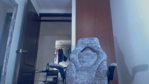 Snapshot of dammuscle chatting on 11-17-25, 02:12 dammuscle online show from 11-17-25, 02:12