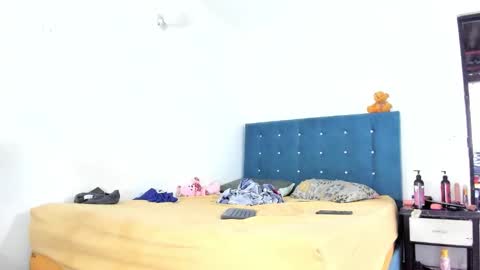 Snapshot of damonxxx1 chatting on 10-19-25, 10:43 Damon online show from 10-19-25, 10:43