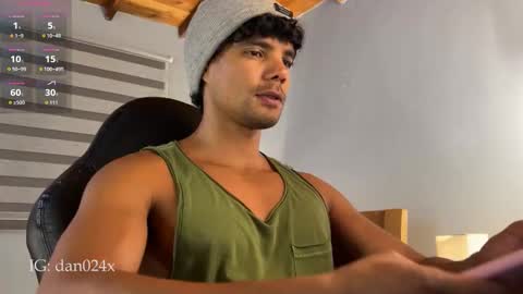 Snapshot of daniel0910s chatting on 12-01-25, 12:04 Daniel online show from 12-01-25, 12:04