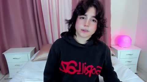 Snapshot of daniellesins2 chatting on 12-01-25, 12:43 Danielle online show from 12-01-25, 12:43