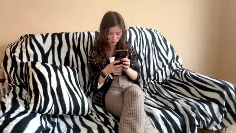 Snapshot of daniellevaulet chatting on 11-28-25, 08:06 Mia online show from 11-28-25, 08:06