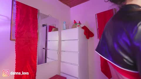 Danna Lovs online show from 12-15-25, 05:39