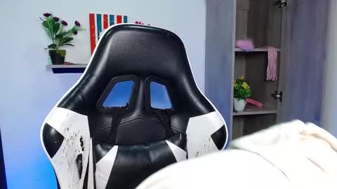 Snapshot of danna_schmidt23 chatting on 10-29-25, 09:00 Danna online show from 10-29-25, 09:00