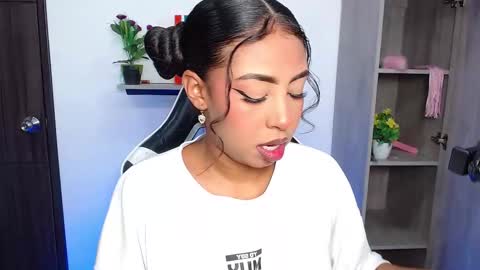 Snapshot of danna_schmidt23 chatting on 11-03-25, 12:17 Danna online show from 11-03-25, 12:17