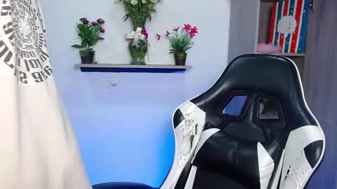 Snapshot of danna_schmidt23 chatting on 11-25-25, 11:32 Danna online show from 11-25-25, 11:32