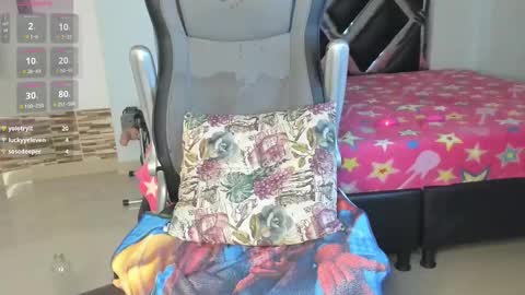 Snapshot of dannadom chatting on 02-20-25, 07:45 Danna online show from 02-20-25, 07:45