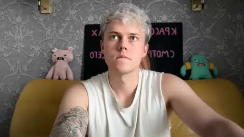 Snapshot of danny_love01 chatting on 06-26-26, 05:39 danny online show from 06-26-26, 05:39