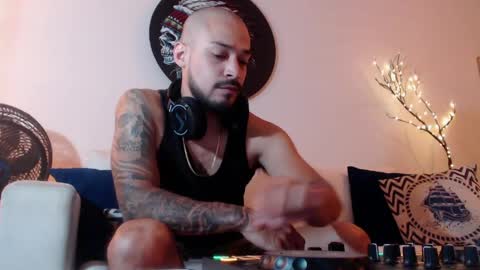 Snapshot of dante_hell1 chatting on 04-23-26, 01:18 Dante Hell online show from 04-23-26, 01:18