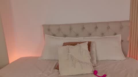 Snapshot of daphne_24 chatting on 07-25-26, 04:15 Antonella Mora online show from 07-25-26, 04:15