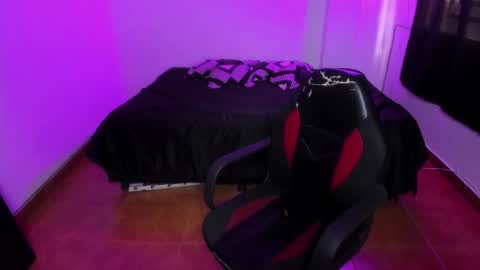 Snapshot of daphnepurple chatting on 12-15-24, 01:22 DAPHNE online show from 12-15-24, 01:22