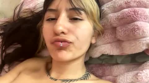 Snapshot of daphnepurple chatting on 02-22-25, 06:08 DAPHNE online show from 02-22-25, 06:08