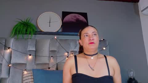 D A P H N E  online show from 03-06-26, 05:04