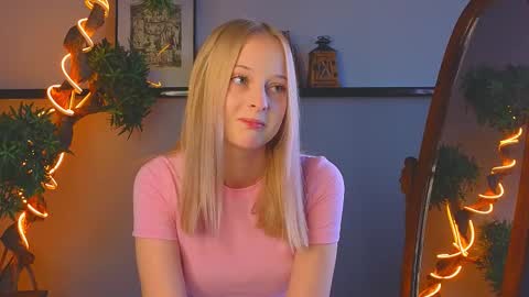 Snapshot of darceyheyd chatting on 10-20-25, 03:40 Kami online show from 10-20-25, 03:40