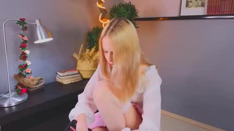 Snapshot of darceyheyd chatting on 11-15-25, 03:15 Kami online show from 11-15-25, 03:15