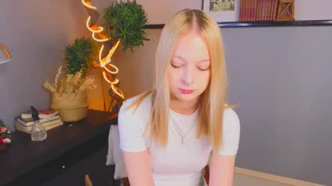 Snapshot of darceyheyd chatting on 11-18-25, 03:23 Kami online show from 11-18-25, 03:23