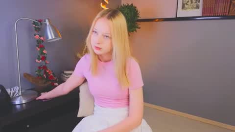 Snapshot of darceyheyd chatting on 11-19-25, 03:28 Kami online show from 11-19-25, 03:28