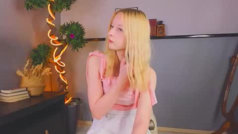 Snapshot of darceyheyd chatting on 11-30-25, 02:37 Kami online show from 11-30-25, 02:37