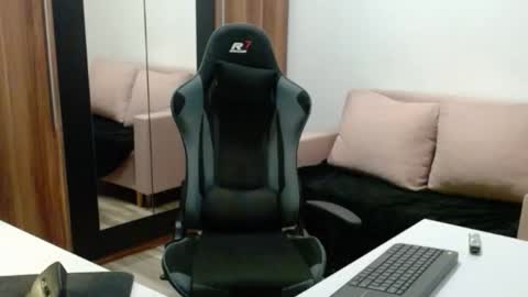 darius_94 online show from 10-12-25, 05:17