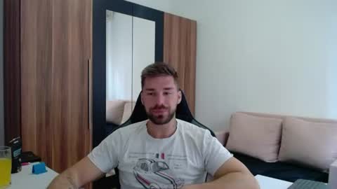 darius_94 online show from 07-08-26, 06:51