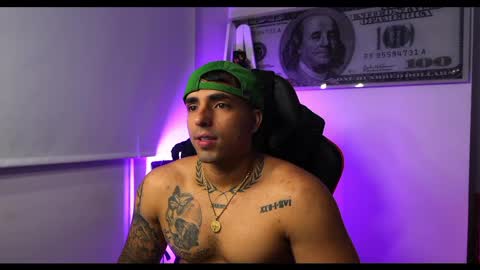 Snapshot of darius_phoenix chatting on 02-12-25, 10:56 Darius Phoenix online show from 02-12-25, 10:56