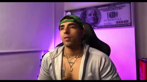 Snapshot of darius_phoenix chatting on 02-14-25, 04:37 Darius Phoenix online show from 02-14-25, 04:37