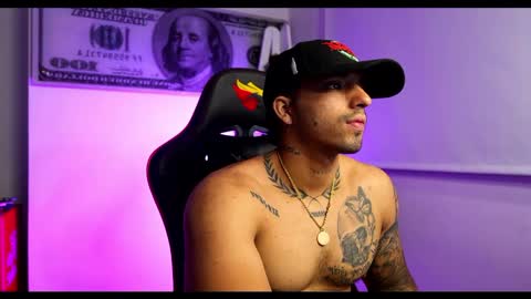 Snapshot of darius_phoenix chatting on 02-18-25, 06:48 Darius Phoenix online show from 02-18-25, 06:48