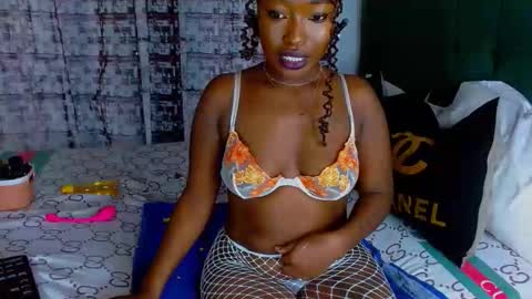 Snapshot of dark_chocolate0 chatting on 04-27-26, 06:11 becky online show from 04-27-26, 06:11