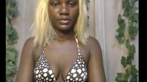 Snapshot of darkchocoxx chatting on 09-17-25, 09:27 sexygal online show from 09-17-25, 09:27