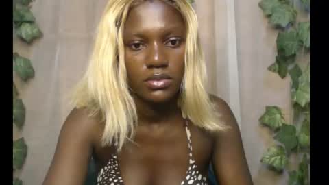 Snapshot of darkchocoxx chatting on 09-19-25, 12:12 sexygal online show from 09-19-25, 12:12