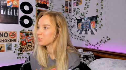 Snapshot of darleneferran chatting on 12-13-24, 12:20 lina online show from 12-13-24, 12:20