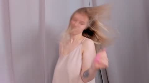 Snapshot of darleneferran chatting on 12-20-24, 11:37 lina online show from 12-20-24, 11:37