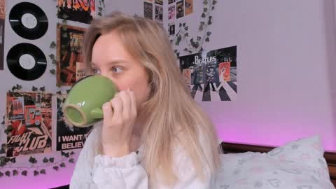 Snapshot of darleneferran chatting on 12-27-24, 08:39 lina online show from 12-27-24, 08:39