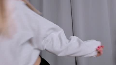 Snapshot of darleneferran chatting on 12-27-24, 11:42 lina online show from 12-27-24, 11:42