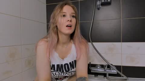 Snapshot of darleneferran chatting on 01-07-25, 08:42 lina online show from 01-07-25, 08:42