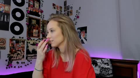 Snapshot of darleneferran chatting on 01-09-25, 12:03 lina online show from 01-09-25, 12:03