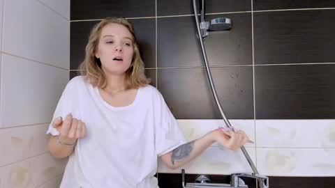 Snapshot of darleneferran chatting on 01-24-25, 08:32 lina online show from 01-24-25, 08:32