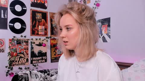 Snapshot of darleneferran chatting on 02-07-25, 11:45 lina online show from 02-07-25, 11:45